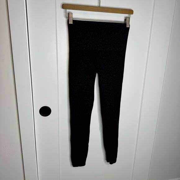 SPANX Look At Me Now Seamless Black Leggings Cheetah Animal Print Size Medium - Picture 4 of 5